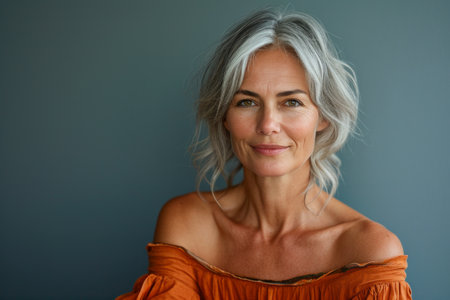 a woman with gray hair posing for the cameraの素材