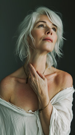 a woman with white hair posing for the cameraの素材