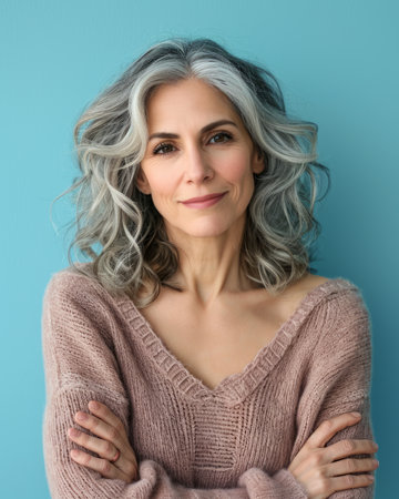 an older woman with gray hair posing for the cameraの素材