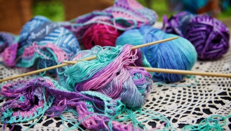knitted wool and pin on a tableの写真素材