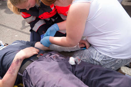 Aachen (Germany) 07/09/2017. At one practice  the paramedic shows a woman how to bandage an injuryのeditorial素材