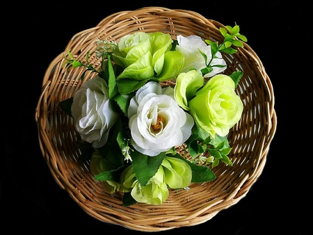 Roses in basketの素材