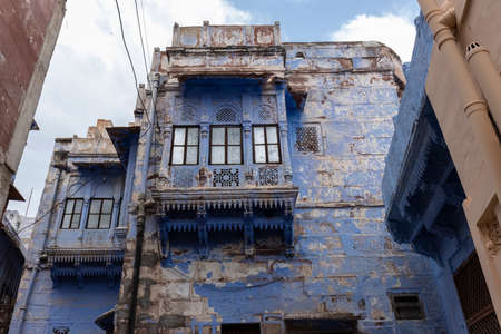 JODHPUR, RAJASTHAN, INDIA - JULY 2021: The bright blue color street and houses of the blue city in navchokiya of Jodhpur.のeditorial素材