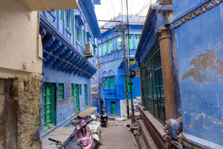 JODHPUR, RAJASTHAN, INDIA - JULY 2021: The bright blue color street and houses of the blue city in navchokiya of Jodhpur.のeditorial素材