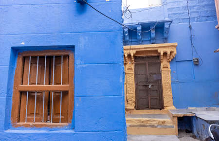 JODHPUR, RAJASTHAN, INDIA - JULY 2021: The bright blue color street and houses of the blue city in navchokiya of Jodhpur.のeditorial素材