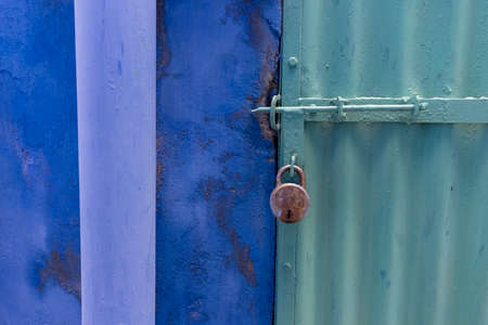 JODHPUR, RAJASTHAN, INDIA - JULY 2021: The bright blue color street and houses of the blue city in navchokiya of Jodhpur.のeditorial素材