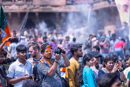 Varanasi, Uttar Pradesh, India - March 04 2023: Masan Holi, Group of india people with painted face celebrating the festival of holi at manikarnika ghat with rituals.のeditorial素材
