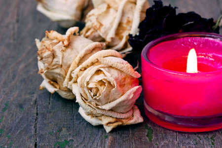 aroma candle and dried white rosesの写真素材