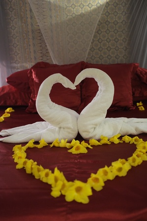 Heart shaped towel decoration on bedの素材
