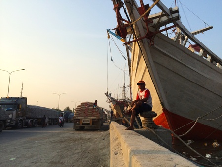 Man sitting by the bayの素材