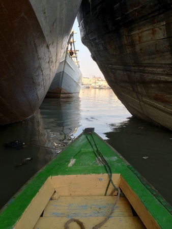 Small Boat between Big Shipsの素材