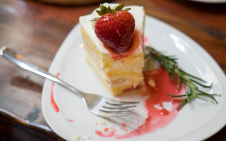 Close up strawberry cake,Holiday desserts require strawberry cakes. With strawberry juice sprinkleの写真素材