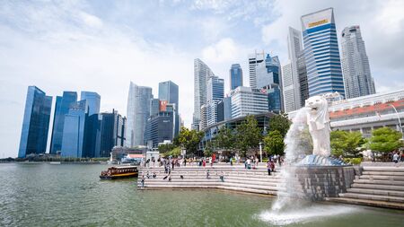 Singapore 21 Sep 2018, Thay are tourist come to Merlion Park for take a photo and check-in landmarkのeditorial素材