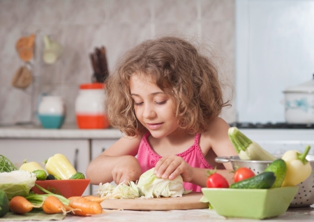 girl preparing healthy food vegetable salad の写真素材