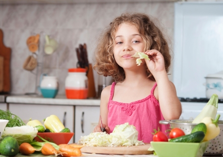 girl preparing healthy food vegetable salad の写真素材