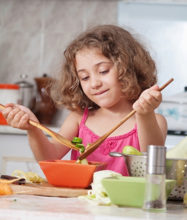 girl preparing healthy food vegetable salad の写真素材