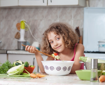 girl preparing healthy food vegetable salad の写真素材