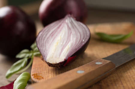 Fresh red onion on a cutting boardの写真素材