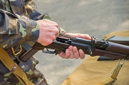 The officer-instructor demonstrates techniques disassembly-assembly of army weapons recruits.