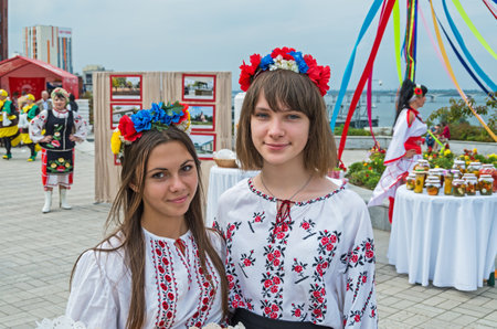 Dnepropetrovsk, Ukraine - September 14, 2013: Ukrainian folk artists show folk artのeditorial素材