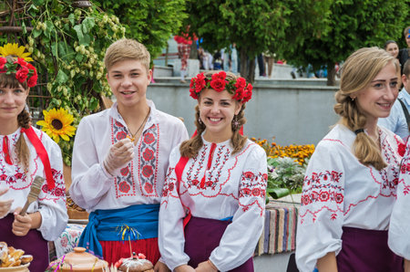 Dnepropetrovsk, Ukraine - September 14, 2013: Ukrainian folk artists show folk artのeditorial素材
