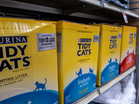 Woodinville, WA USA - circa February 2022: Angled view of Tidy Cats brand litter on shelves inside of a Petsmart store.のeditorial素材