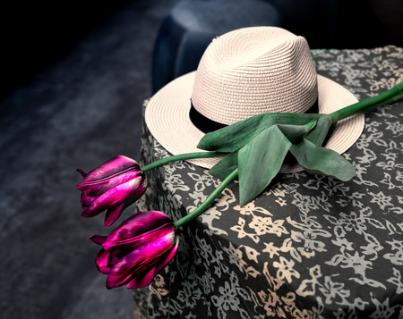 White biege woman hat and rose flower on the top of table with tablecloth. Concept of waiting for romantic true love and dating. Selective focusの写真素材