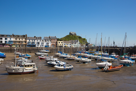 ILFRACOMBE, DEVON, ENGLAND, UK-MAY 8TH 2017: Beautiful spring sunshine and clear blue skies were enjoyed by visitors to Ilfracombe harbour, Devon, on Monday 8th May 2017のeditorial素材