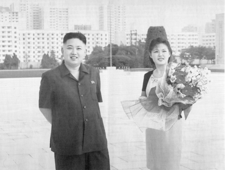 Pyongyang, North-Korea - November 13, 2011: Scan of an official photography of North-Korean leader Kim Jong-un and his wife Kim  Ri Sol-ju or Lee Seol-juのeditorial素材