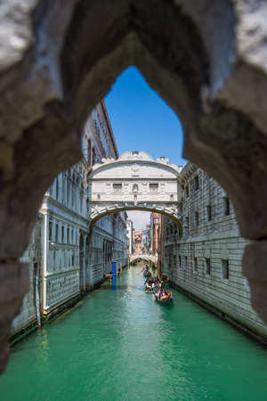 The enclosed bridge of Sighs over Rio di Palazzo which connects the New Prison and the Dodge's Palace, Gondolas passing under it, Venice, Italy.のeditorial素材