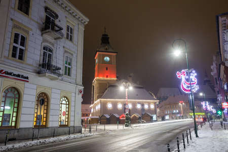 BRASOV, ROMANIA - 15 DECEMBER 2016: Brasov Council House night view decorated for Christmas and traditional winter market in the old town center, Romaniaのeditorial素材