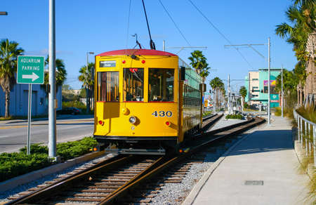 TAMPA, FLORIDA, US - November 29, 2003: Historic yellow tram at Port of Tampa on a sunny day, Tampa, FLのeditorial素材