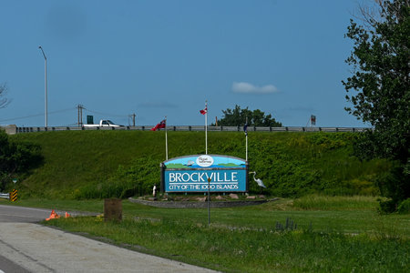 Toronto, ON, Canada - August 30, 2025: The Brockville welcome sign with the phrase "City of the 1000 Islands" stands on a grassy hill.のeditorial素材