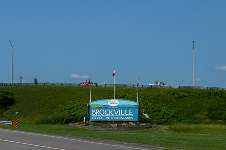 Toronto, ON, Canada - August 30, 2025: The Brockville welcome sign with the phrase "City of the 1000 Islands" stands on a grassy hill.のeditorial素材