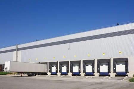 Single trailer at the loading docksの写真素材
