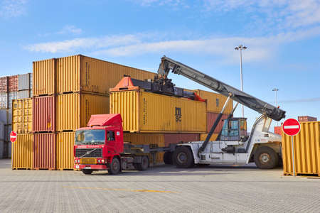 PORTUGAL, PORTO- FEBRUARY 05, 2013: Toplifter laying down cargo container on truckのeditorial素材