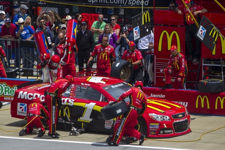 LINCOLN, AL - MAY 05, 2013   Jamie McMurray  1  pits for service during the Aarons 499 race at the Talladega Superspeedway in Lincoln, AL on May 05, 2013 のeditorial素材