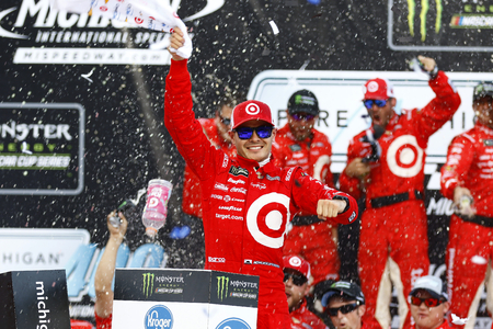 August 13, 2017 - Brooklyn, Michigan, USA: Kyle Larson (42) wins the Pure Michigan 400 at Michigan International Speedway in Brooklyn, Michigan.のeditorial素材