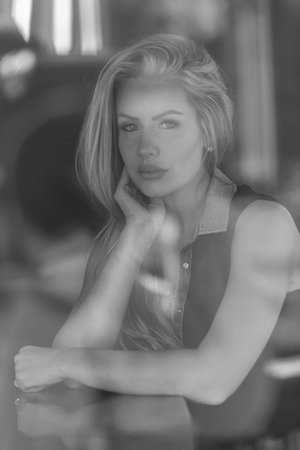 A beautiful blonde model posing in an outdoor environmentの写真素材