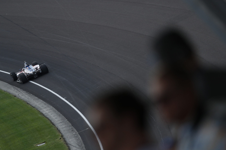 May 27, 2018 - Indianapolis, Indiana, USA: TONY KANAAN (14) of Brazil battles for position during the Indianapolis 500 at the Indianapolis Motor Speedway in Indianapolis, Indiana.のeditorial素材