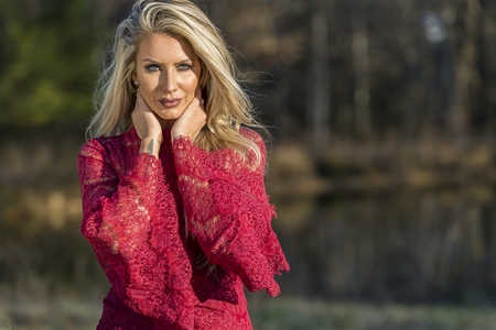A beautiful blonde model posing in an outdoor environmentの写真素材