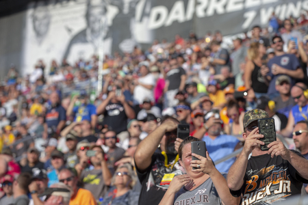 August 18, 2018 - Bristol, Tennessee, USA: {persons} Races through the field off turn three at the Bass Pro Shops NRA Night Race at Bristol Motor Speedway in Bristol, Tennessee.のeditorial素材