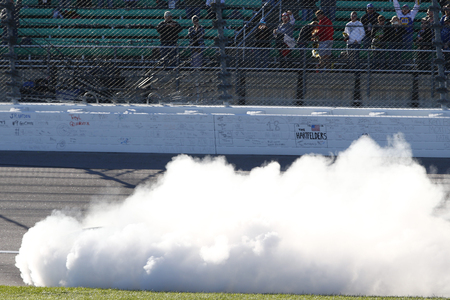 October 21, 2018 - Kansas City, Kansas, USA: Chase Elliott (9) celebrates after winning the Hollywood Casino 400 at Kansas Speedway in Kansas City, Kansas.のeditorial素材