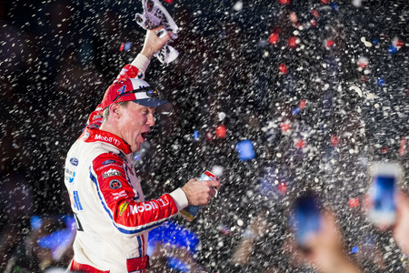 November 04, 2018 - Ft. Worth, Texas, USA: Kevin Harvick (4) takes the checkered flag and wins the AAA Texas 500 at Texas Motor Speedway in Ft. Worth, Texas.のeditorial素材
