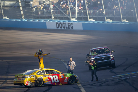 November 11, 2018 - Avondale, Arizona, USA: Kyle Busch (18) wins the Can-Am 500(k) at ISM Raceway in Avondale, Arizona.のeditorial素材