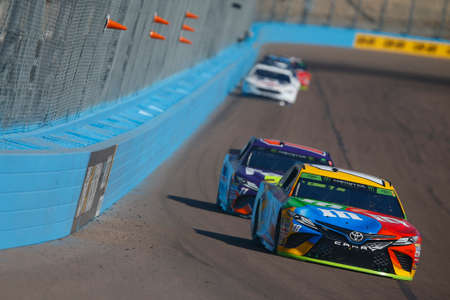 November 11, 2018 - Avondale, Arizona, USA: Kyle Busch (18) races during the Can-Am 500(k) at ISM Raceway in Avondale, Arizona.のeditorial素材