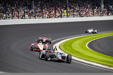 SPENCER PIGOT (21) of the United States heads through the turns to practice for the Indianapolis 500 at Indianapolis Motor Speedway in Indianapolis, Indiana.のeditorial素材