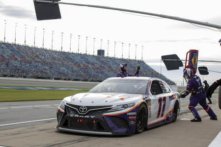 June 30, 2019 - Joliet, Illinois , USA: Denny Hamlin (11) and crew make a pit stop for the Camping World 400 at Chicagoland Speedway in Joliet, Illinois .のeditorial素材