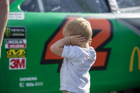 October 26, 2019 - Martinsville, Virginia, USA: Kyle Larson (42) crew challenge fans to tire changes  for the First Data 500 at Martinsville Speedway in Martinsville, Virginia.のeditorial素材