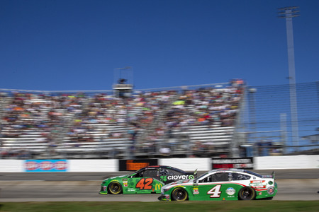 October 27, 2019 - Martinsville, Virginia, USA: Kyle Larson (42) races for position for the First Data 500 at Martinsville Speedway in Martinsville, Virginia.のeditorial素材